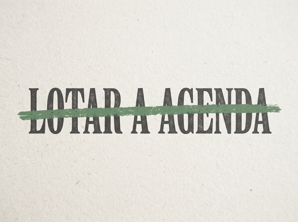 Tipografia editorial com a expressão "lotar a agenda" riscada por linha em verde sage, simbolizando crítica ao discurso comum das agências de marketing médico