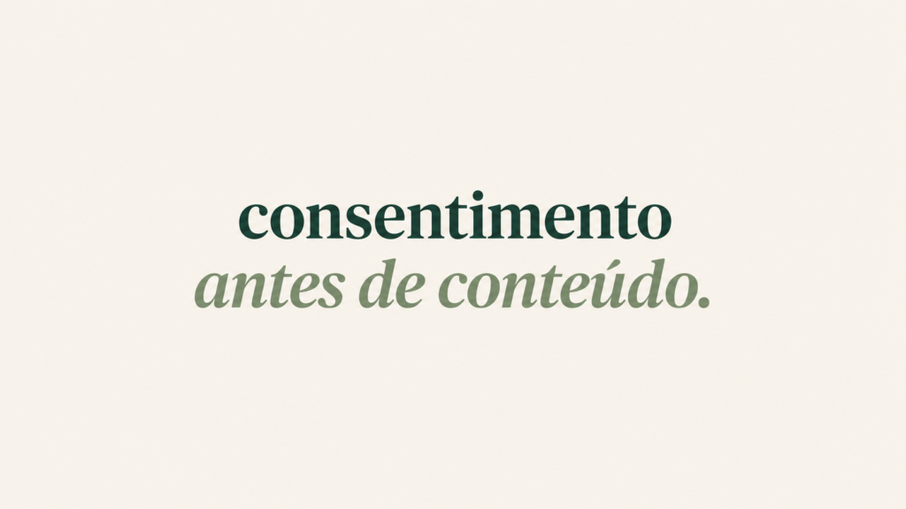 Tipografia editorial em serif sobre fundo creme com a expressão "consentimento antes de conteúdo" em destaque, simbolizando a prioridade documental antes da produção de material de antes e depois no marketing médico