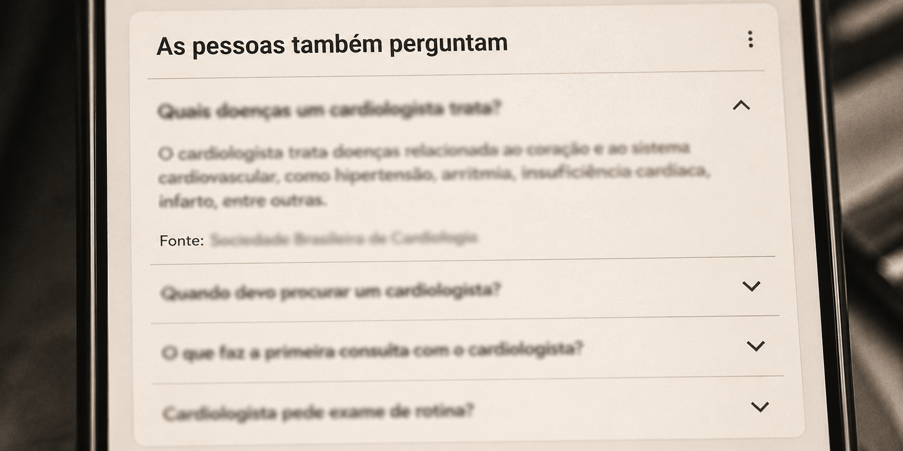 Detalhe ampliado do bloco People Also Ask em busca local para médico no Rio de Janeiro, mostrando 4 perguntas frequentes com snippets de resposta anonimizados
